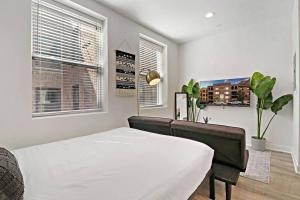 A bed or beds in a room at Nice & Comfy Studio Apt close to Shops & Dining - Montrose 210 & 212