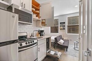 芝加哥的住宿－Nice & Comfy Studio Apt close to Shops & Dining - Montrose 210 & 212，厨房配有白色橱柜和炉灶烤箱。