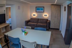 Posedenie v ubytovaní Family friendly seaside apartments Pisak, Omis - 18610
