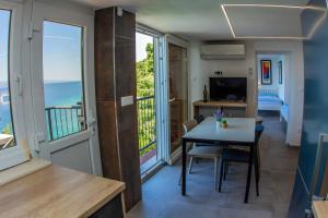 Televízia a/alebo spoločenská miestnosť v ubytovaní Family friendly seaside apartments Pisak, Omis - 18610