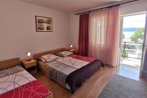 Postel nebo postele na pokoji v ubytování Apartments by the sea Zivogosce - Mala Duba, Makarska - 18626