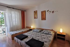 Postel nebo postele na pokoji v ubytování Apartments by the sea Zivogosce - Mala Duba, Makarska - 18626