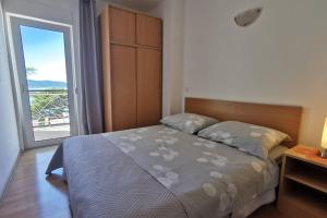 Postel nebo postele na pokoji v ubytování Apartments by the sea Zivogosce - Mala Duba, Makarska - 18626