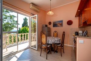 Kuchyňa alebo kuchynka v ubytovaní Apartments by the sea Privlaka, Zadar - 18652