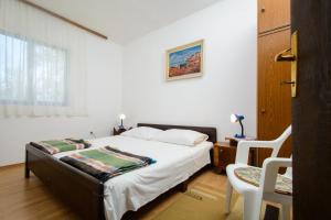 Postel nebo postele na pokoji v ubytování Apartments by the sea Arbanija, Ciovo - 18624