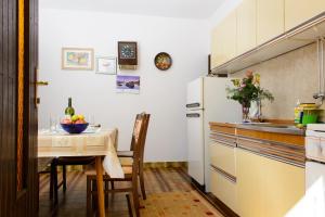 Kuchyňa alebo kuchynka v ubytovaní Apartments by the sea Arbanija, Ciovo - 18624 + 24 fotografií