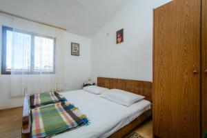 Posteľ alebo postele v izbe v ubytovaní Apartments by the sea Arbanija, Ciovo - 18624