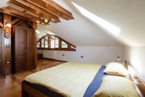 ズラティボールにあるMountain Villa Udovicicのベッドルーム1室(屋根裏部屋に大型ベッド1台付)