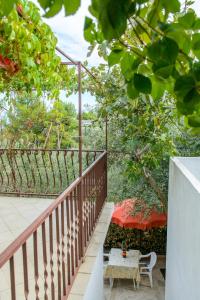 Balkón alebo terasa v ubytovaní Apartments by the sea Arbanija, Ciovo - 18624