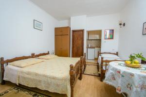 Posteľ alebo postele v izbe v ubytovaní Apartments by the sea Arbanija, Ciovo - 18624