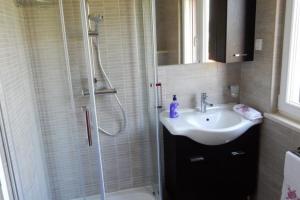 ein Badezimmer mit Dusche und Waschbecken und Dusche in der Unterkunft Apartments by the sea Loviste, Peljesac - 18656 in Lovište + 29 Fotos