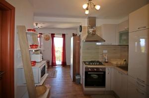 a kitchen with a stove and a stove top oven at Apartments with a parking space Punta kriza, Cres - 18644 in Nerezine