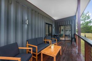Contained in Nimbin Accommodation的阳台或露台