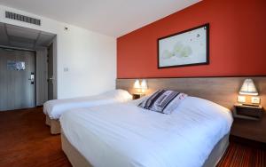 Postel nebo postele na pokoji v ubytování Ace Hotel Annecy