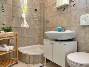 Kúpeľňa v ubytovaní Apartments by the sea Silo, Krk - 18678 + 37 fotografií