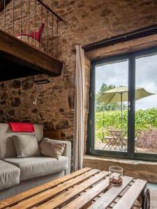 Una sala de estar con un sofá y una mesa y una ventana. en Casa Peón de Pardaces, en Santiago de Compostela 82 fotos más