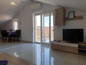 Telewizja i/lub zestaw kina domowego w obiekcie Apartments with a parking space Silo, Krk - 18705