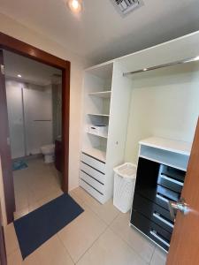 a bathroom with a closet with a toilet and a door at Apartamento VISTA Al RIO PUERTO SANTANA Riverfront 1 in Guayaquil