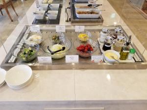 una línea de buffet con diferentes tipos de comida expuesta en Hotel WBF Kushiro, en Kushiro