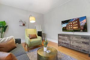 sala de estar con sofá y TV en 1BR Simple & Roomy Apartment in Evanston - Hinman S3, en Evanston