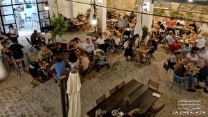 un gruppo di persone seduti ai tavoli in un ristorante di AGUA Cabaña con jardín y parking privado Chiclana a Chiclana de la Frontera