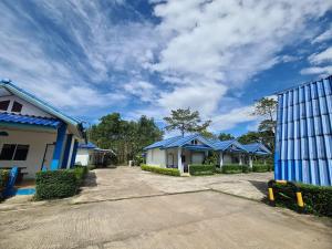 Anyamanee Resort Trat في ترات: صف من البيوت ذات السطوح الزرقاء
