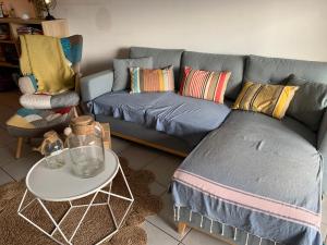 sala de estar con sofá y mesa en Le tout à pied!, en Ciboure