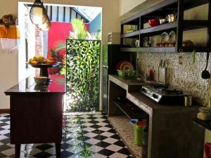 een keuken met een aanrecht, een wastafel en een fornuis bij Red Palms in Blahbatu