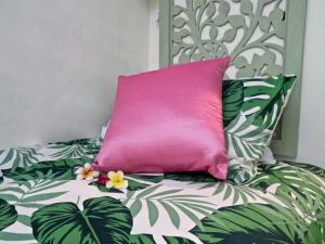 Ένα ή περισσότερα κρεβάτια σε δωμάτιο στο Red Palms