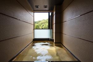 a room with a window and a floor with water at Kanazawa Hyakurakusou in Kanazawa
