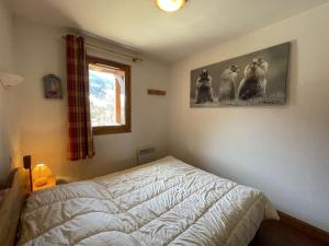 sypialnia z łóżkiem i obrazkiem kotów w obiekcie Appartement cosy avec piscine à 300m du lac de baignade, proche du village et des pistes - Praz-sur-Arly - FR-1-603-62 w mieście Praz-sur-Arly +9 zdjęć