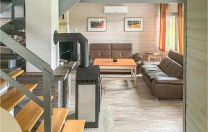 - un salon avec un poêle à bois dans l'établissement Ferienhaus 39 In Kirchheim, à Kirchheim