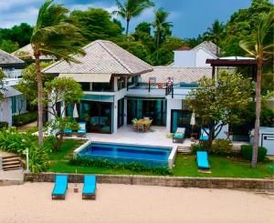 eine Luftansicht eines Hauses mit Pool in der Unterkunft Samet View Luxury Villa with Private Pool in Rayong