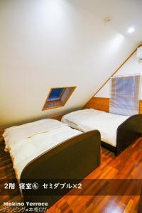 Duas camas num quarto com um sótão em Roten Jacuzzi ・Morinoie in Metasequoia Namiki / Vacation STAY 3022 em Takashima