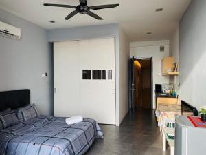 1 dormitorio con 1 cama y ventilador de techo en Miza Empire Damansara studio free wifi netflix, en Petaling Jaya
