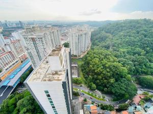 uma vista aérea de uma cidade com edifícios altos em Miza Empire Damansara studio free wifi netflix em Petaling Jaya