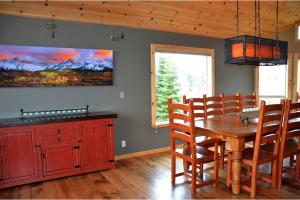 ein Esszimmer mit einem Holztisch und Stühlen in der Unterkunft 5bds/4.5baths & Incredible view in Truckee