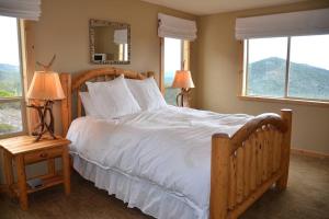ein Schlafzimmer mit einem großen Bett und zwei Fenstern in der Unterkunft 5bds/4.5baths & Incredible view in Truckee