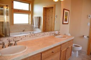 ein Badezimmer mit zwei Waschbecken und einer Toilette und einem Spiegel in der Unterkunft 5bds/4.5baths & Incredible view in Truckee + 26 Fotos