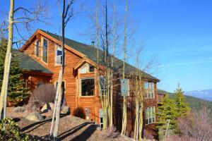 ein Holzhaus mit Bäumen davor in der Unterkunft 5bds/4.5baths & Incredible view in Truckee