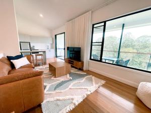 TV a/nebo společenská místnost v ubytování Seven Peaks Farm Stay
