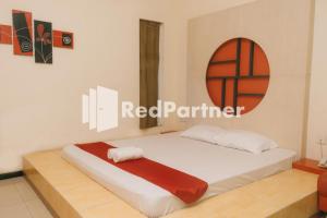 - une chambre avec un lit et un terrain de basket sur le mur dans l'établissement Pits Hotel Mitra RedDoorz near Atom Mall, à Gembong