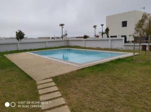 uma piscina no topo de um prédio em Taghazout bay - Tawenza Medina - Apt avec piscine partagée et Jardin em Tamraght Ouzdar