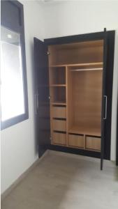 um armário vazio com uma janela num quarto em Taghazout bay - Tawenza Medina - Apt avec piscine partagée et Jardin em Tamraght Ouzdar mais 16 fotografias