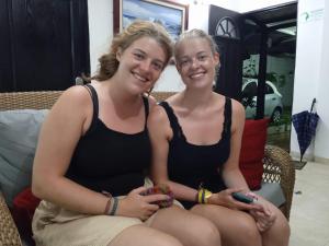 dos mujeres jóvenes sentadas en un sofá en host Casa Don Arturo, en Santa Marta