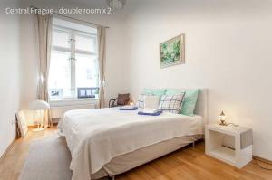 Un dormitorio con una cama grande y una ventana en Kent Ridge Loft, en Praga