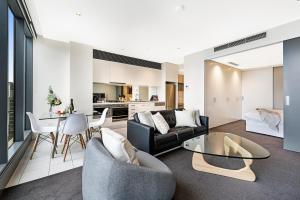 Et opholdsområde på Luxury designer suite in most prestigious location in Melbourne