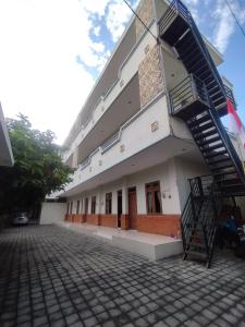 een gebouw met een trap aan de zijkant bij Adi Pelita Sari Bali in Denpasar