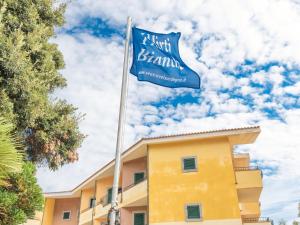 una bandiera battente di fronte a un edificio di Belvilla by OYO Mirti Bianchi Bilo a Santa Teresa di Gallura