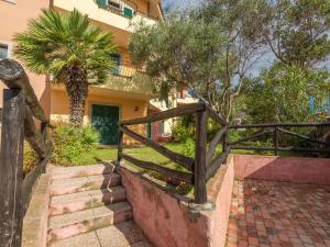 サンタ・テレーザ・ガッルーラにあるBelvilla by OYO Mirti Bianchi Biloの木塀のある家につながる階段